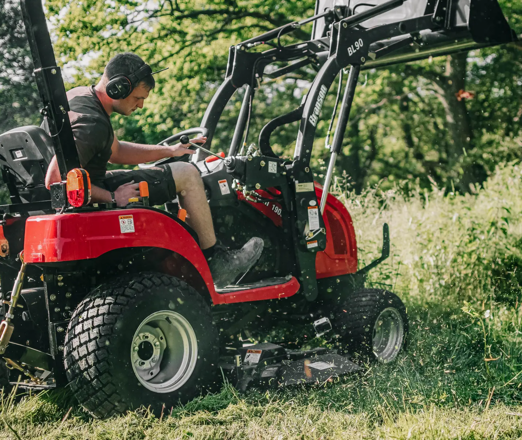 Tym T194 – Allrad-Diesel-Kleintraktor mit 137 cm Zwischenachsmähwerk